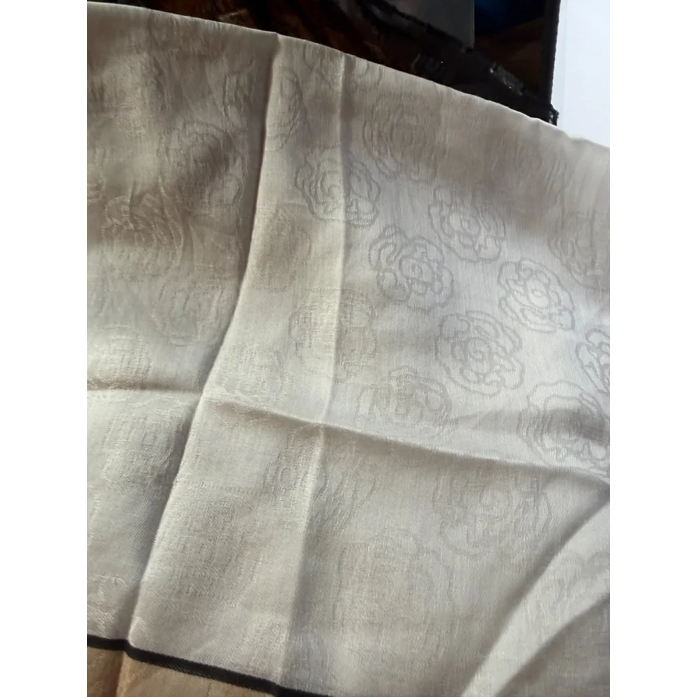Women's Yves Saint Laurent Scarf One Size Beige White Floral